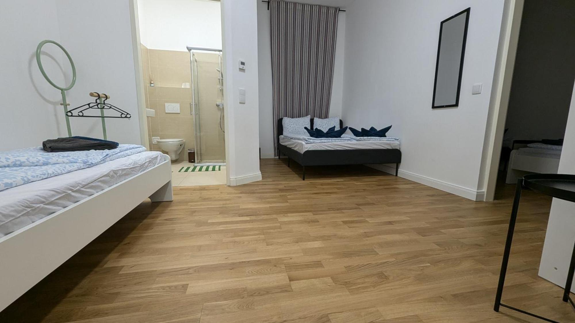 Spacious In A Lively Area Apartament